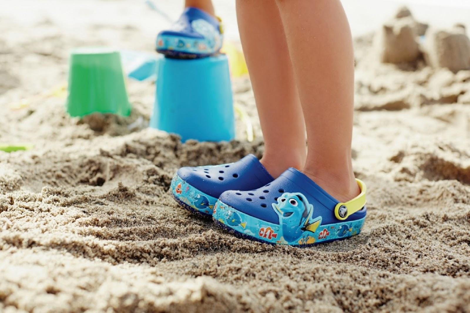 Обувь для бассейна. Сланцы детские кроксы. Пляжная обувь крокс. Сабо Crocs на ноге. Тапочки для бассейна крокс.