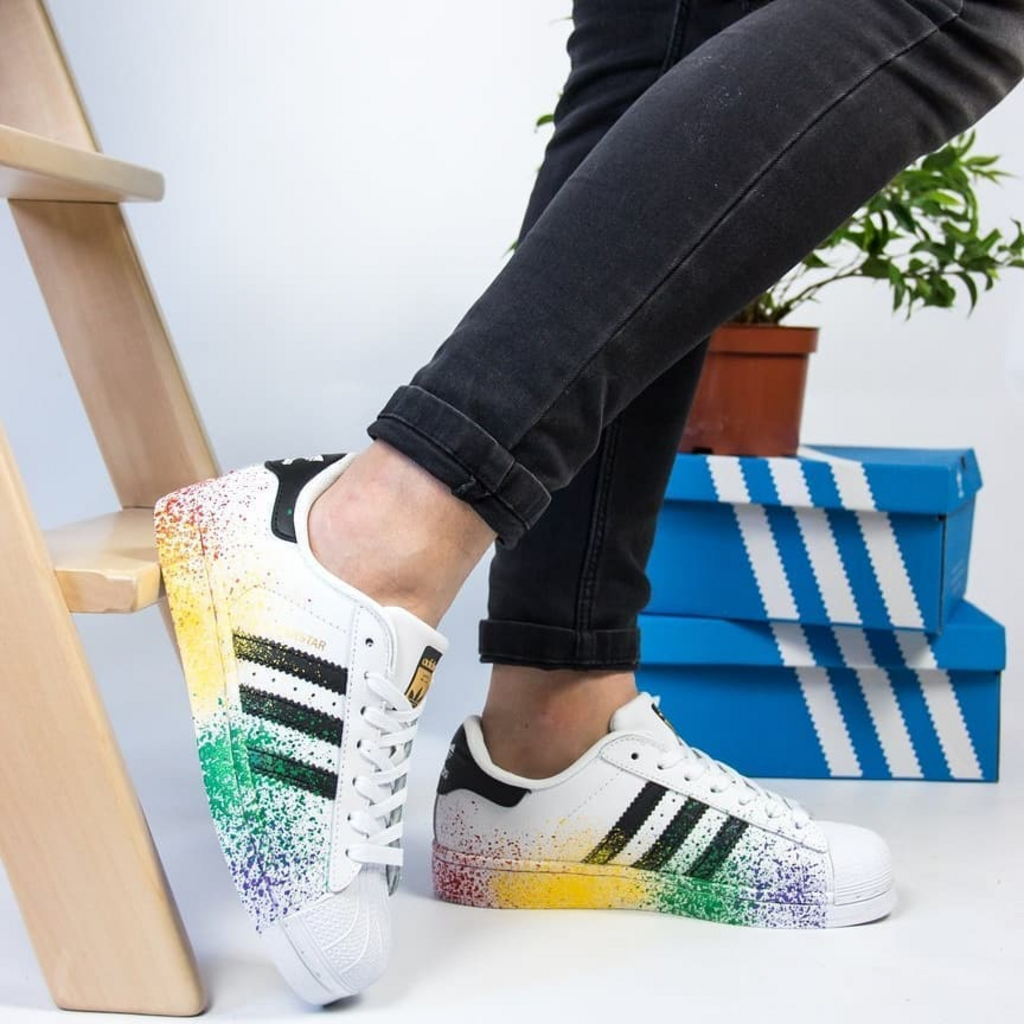 Кроссовки адидас суперстар женские. Adidas Superstar Pride Pack White. Кроссовки адидас Superstar женские. Adidas Superstar Pride Pack кроссовки. Кеды адидас суперстар женские.