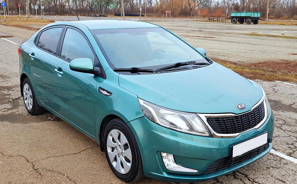 Kia Rio зеленая